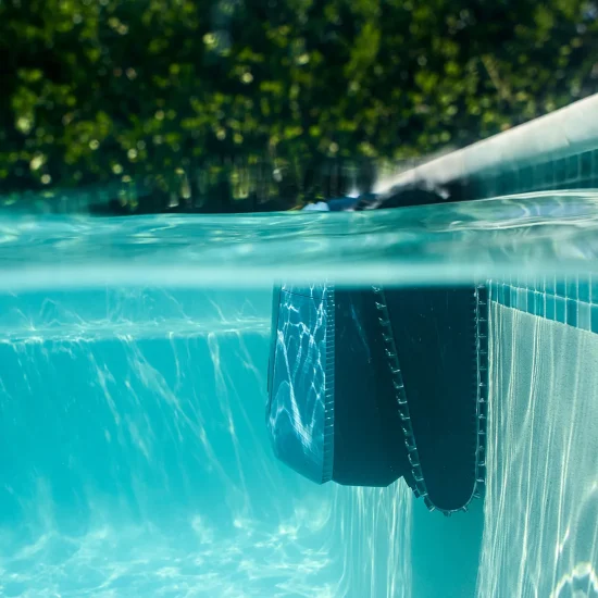 רובוט מטפס Dolphin EON 100 מנקה קירות וקו מים ללא כבלים.