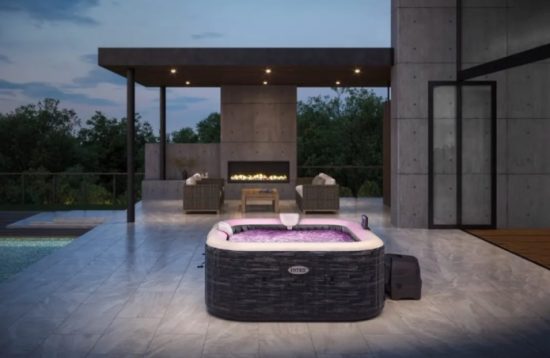 ג׳קוזי מתנפח INTEX 28450 עם 140 ג׳טי בועות, חיטוי מים טבעי באמצעות מלח, לוח בקרה אלחוטי ואפליקציה לנייד