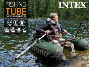 דייג משתמש בסירת Big Catch Pro של אינטקס בשיט יציב.