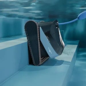 רובוט דולפין S3000 מנקה מדרגות בתוך בריכת שחייה בצורה אוטומטית